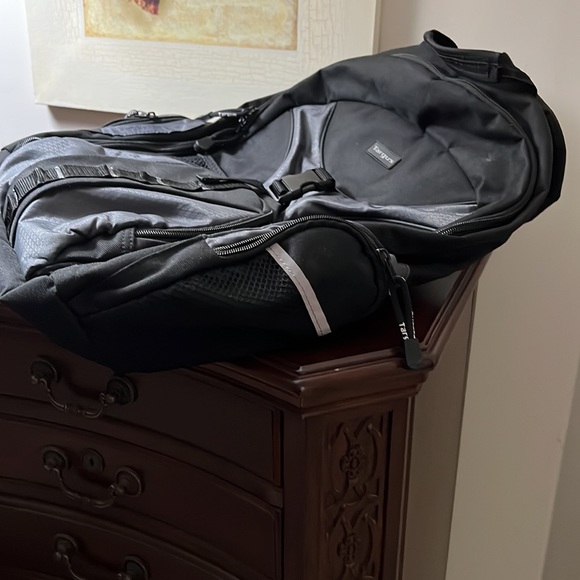 NNUCTargus Padded Laptop Backpack 13"W(Bttm) × 22"L(Top Handle 2 Bttm) BlackGrey - Picture 2 of 12